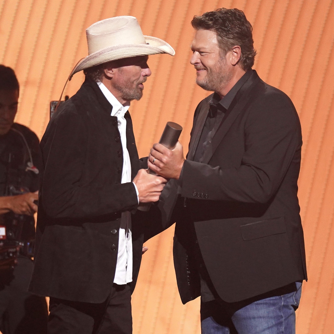 Blake Shelton Reveals the Epic Diss Toby Keith Once Gave Him on Tour – E! Online
